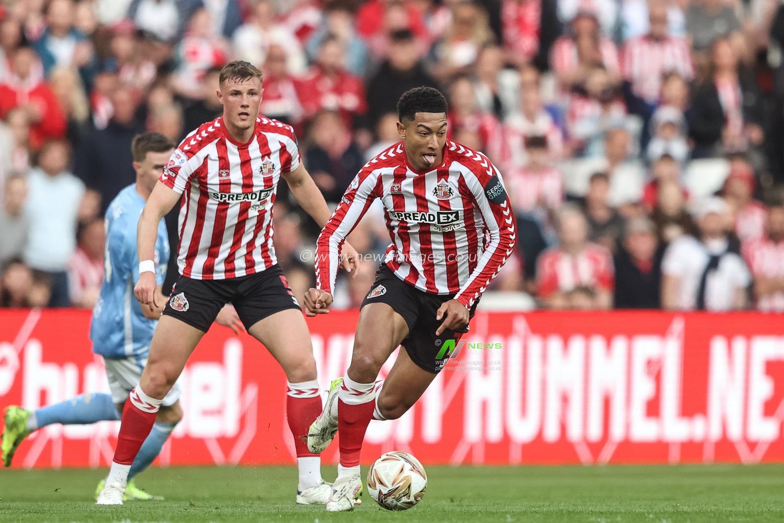 Jobe Bellingham of Sunderland breaks with the ball during the Sky Bet Championship Playoff Semi-final match Sunderland vs Coventry City at Stadium Of Light, Sunderland, United Kingdom, 13th May 2025

(Photo by Alfie Cosgrove/News Images)