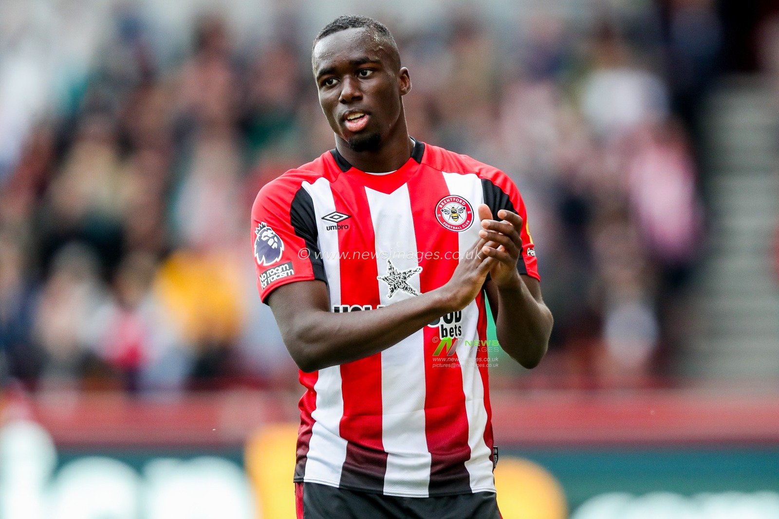 Michael Kayode of Brentford acknowledges the fans during the Premier League match Brentford vs Manchester United at The Gtech Community Stadium, London, United Kingdom, 4th May 2025

(Photo by Izzy Poles/News Images)