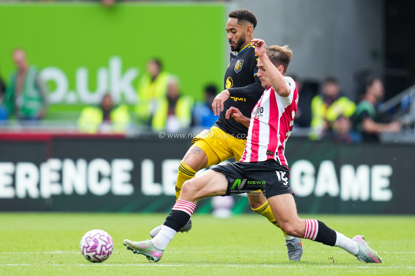 Matheus Cunha of Manchester United and Yehor Yarmolyuk of Brentford battle during the Premier League match Brentford vs Manchester United at The Gtech Community Stadium, London, United Kingdom, 27th September 2025

(Photo by Harvey Murphy/News Images)