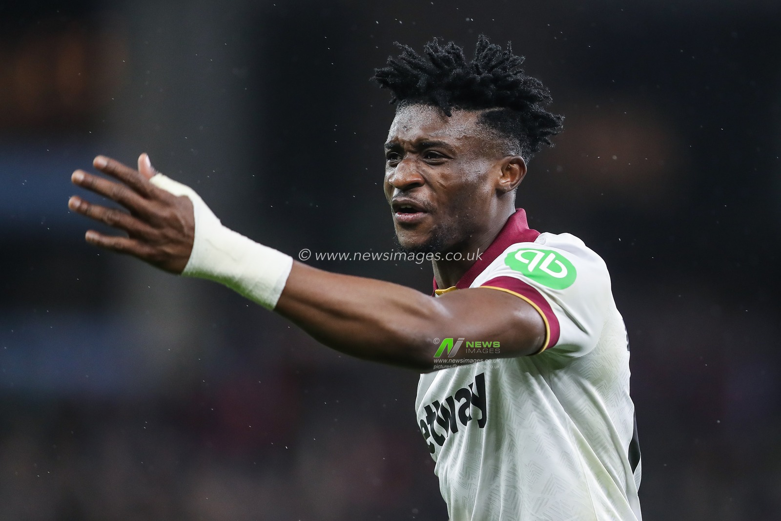 Mohammed Kudus of West Ham United reacts to a decision during the Premier League match Aston Villa vs West Ham United at Villa Park, Birmingham, United Kingdom, 26th January 2025

(Photo by Gareth Evans/News Images)