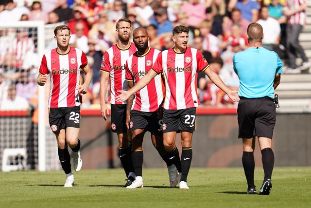 Brentford players complain to referee about Sunderland goal from Dan Ballard of Sunderland during the Premier League match Brentford vs Sunderland at GTECH Community Stadium, London, United Kingdom on 05 September 2026

(Photo by Harvey Murphy/News Images)