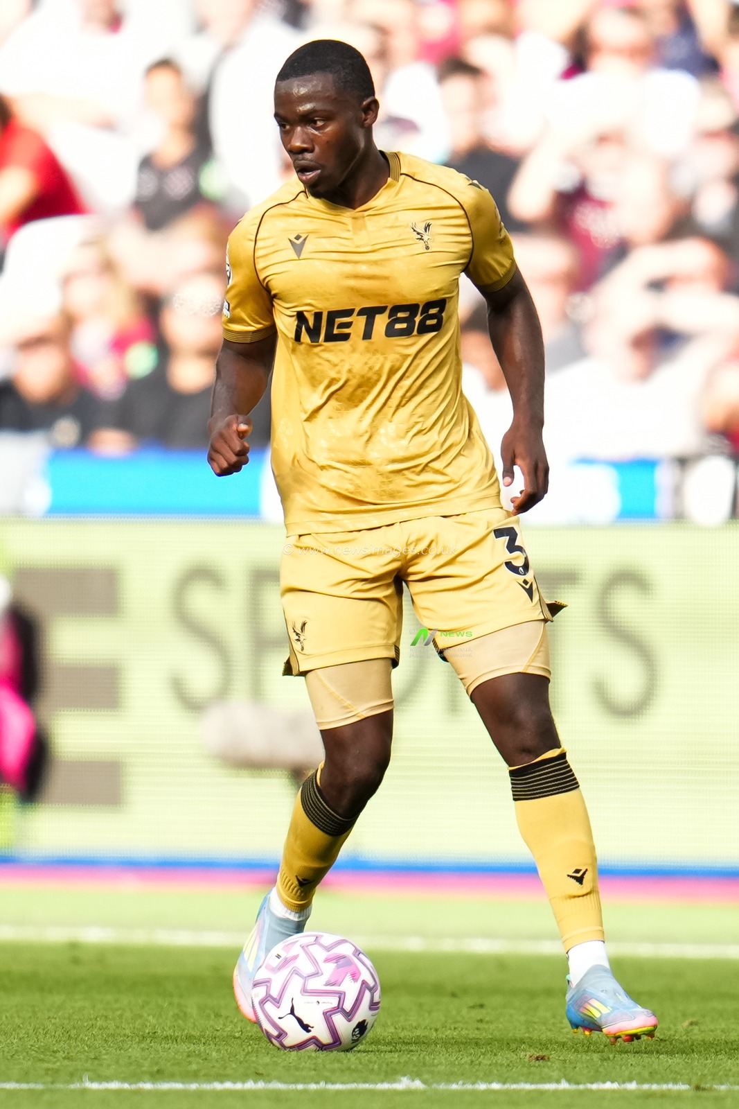 Tyrick Mitchell of Crystal Palace on the ball during the Premier League match West Ham United vs Crystal Palace at London Stadium, London, United Kingdom, 20th September 2025

(Photo by Harvey Murphy/News Images)