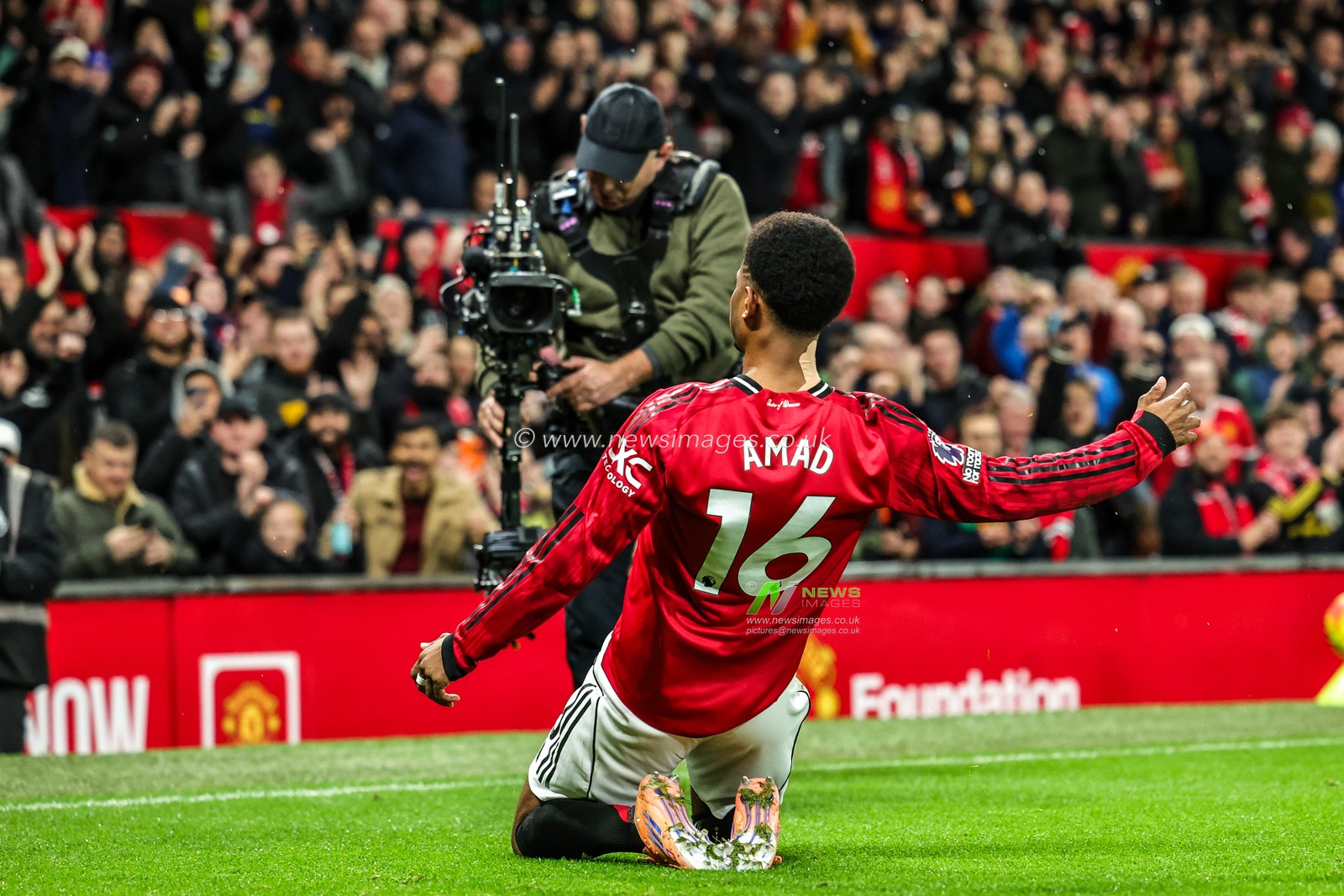 Amad Diallo of Manchester Untied celebrates his goal to make it 1-0 during the Premier League match Manchester United vs Bournemouth at Old Trafford, Manchester, United Kingdom, 15th December 2025

(Photo by Mark Cosgrove/News Images)

*** GER AUT SUI OUT ***