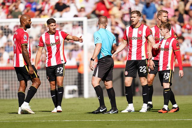 Brentford players after Sunderland score to make it 0-1 during the Premier League match Brentford vs Sunderland at GTECH Community Stadium, London, United Kingdom on 05 September 2026

(Photo by Harvey Murphy/News Images)