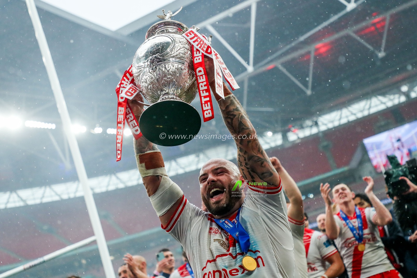 Hull KR lift the he Betfred Challenge Cup after the teams victory following the Betfred Challenge Cup Final Warrington Wolves vs Hull KR at Wembley Stadium, London, United Kingdom, 7th June 2025

(Photo by Izzy Poles/News Images)