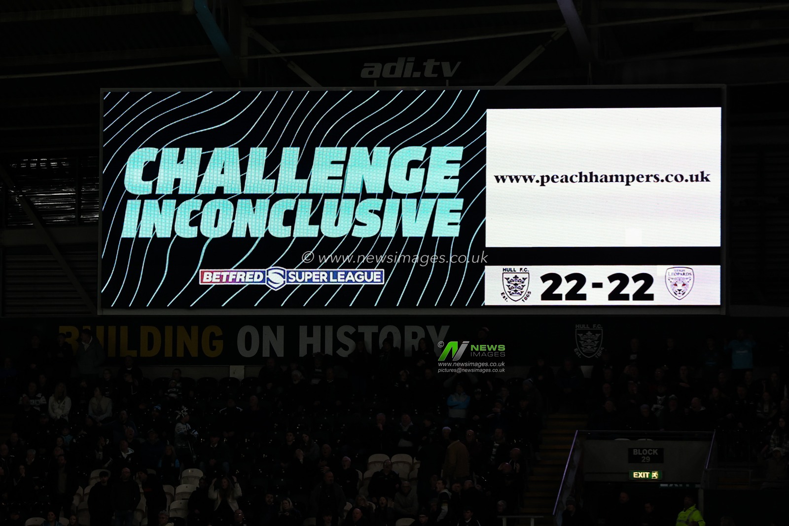 Hull make a captainâ€™s challenge during the Betfred Super League Round 4 match Hull FC vs Leigh Leopards at MKM Stadium, Hull, United Kingdom, 6th March 2025

(Photo by Mark Cosgrove/News Images)