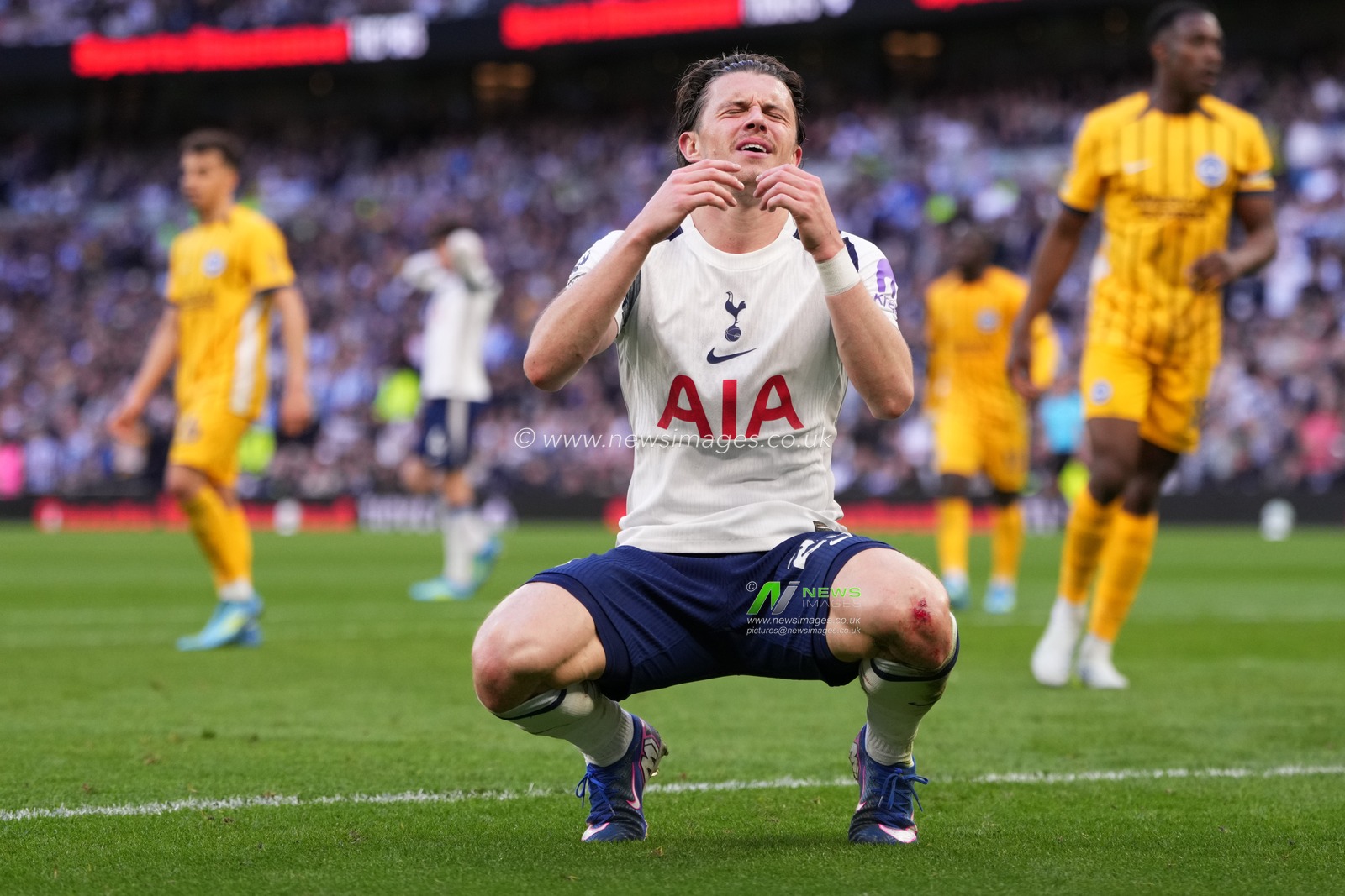 Conor Gallagher of Tottenham Hotspur visually frustrated during the Premier League match Tottenham Hotspur vs Brighton & Hove Albion at Tottenham Hotspur Stadium, London, United Kingdom on 18 April 2026

(Photo by Harvey Murphy/News Images)