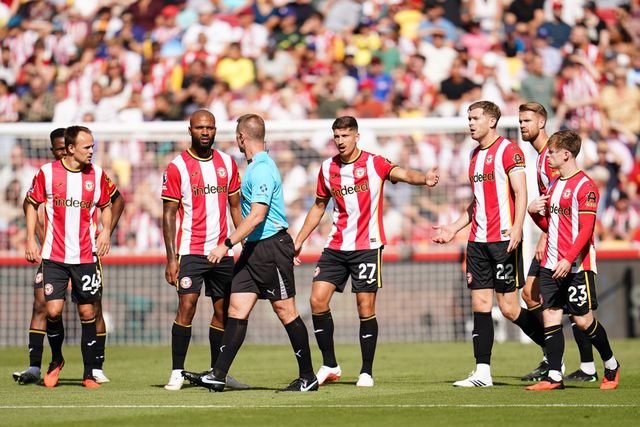 Brentford players complain to referee after Sunderland goal during the Premier League match Brentford vs Sunderland at GTECH Community Stadium, London, United Kingdom on 05 September 2026

(Photo by Harvey Murphy/News Images)