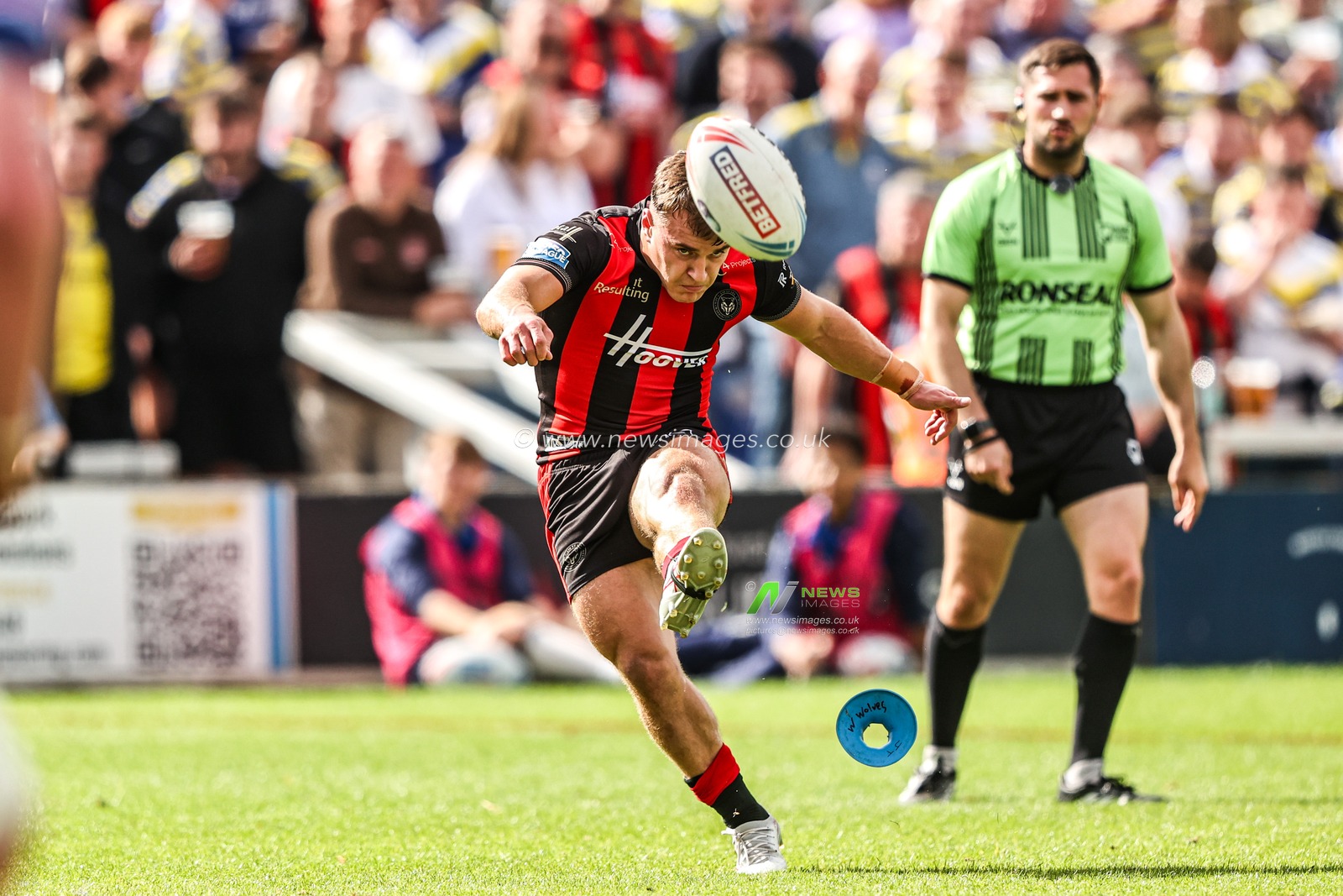 Leon Hayes of Warrington Wolves scores a penalty during the Betfred Super League round 26 match Wakefield Trinity vs Warrington Wolves at DIY Kitchens Stadium, Wakefield, United Kingdom on 05 September 2026

(Photo by Alfie Cosgrove/News Images)