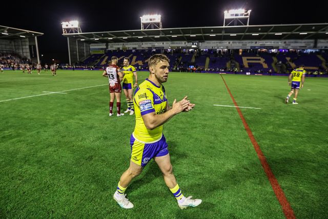 Sam Powell of Warrington Wolves applauds the fans after the game during the Betfred Super League round 21 match Warrington Wolves vs Wigan Warriors at Halliwell Jones Stadium, Warrington, United Kingdom, 8th August 2025

(Photo by Alfie Cosgrove/News Images)