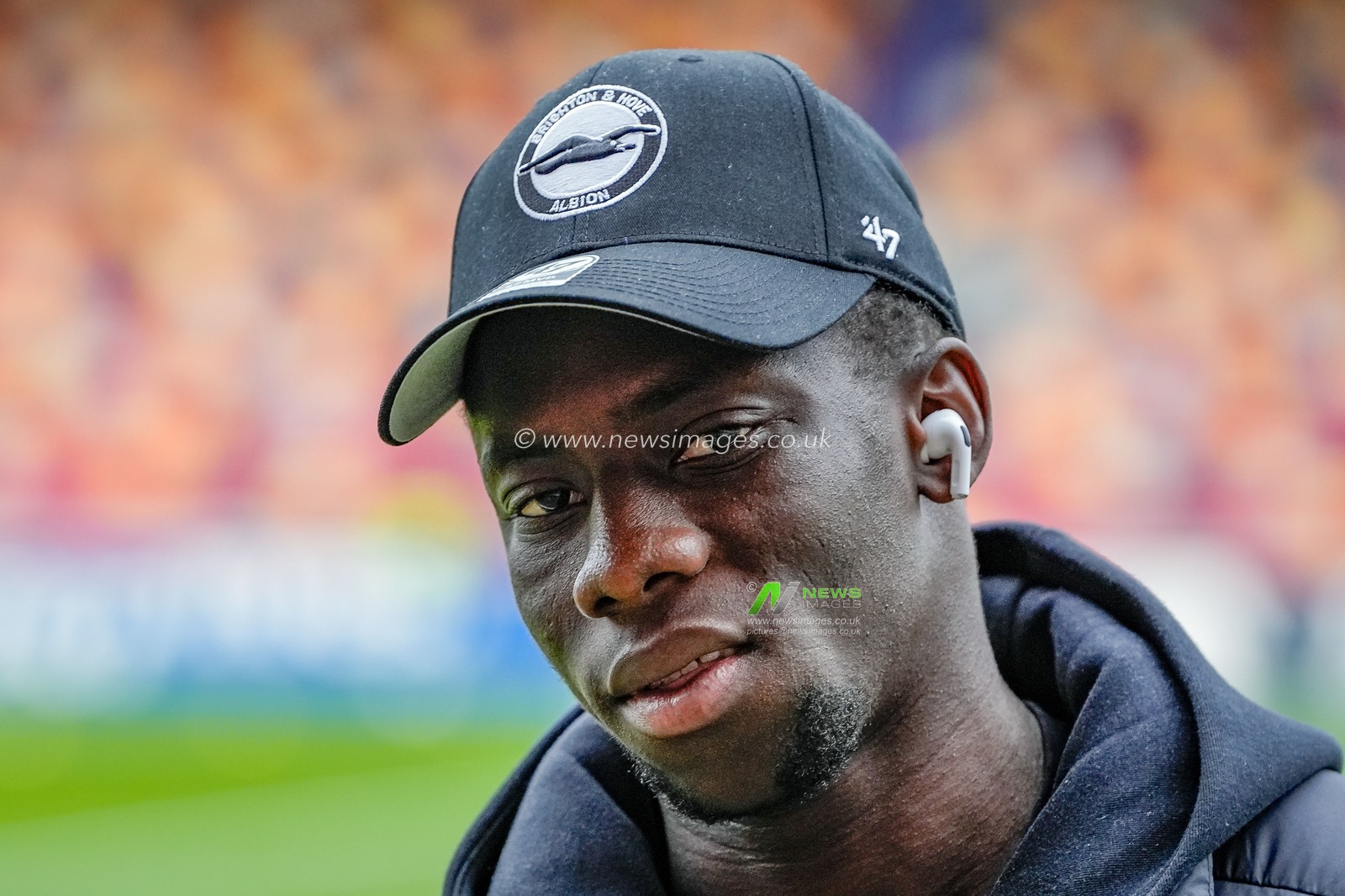Brighton & Hove Albion goalkeeper Bart Verbruggen inspects the pitch prior to kick off during the Premier League match Brentford vs Brighton & Hove Albion at GTECH Community Stadium, London, United Kingdom on 21 February 2026

(Photo by Maynard Manyowa/News Images)