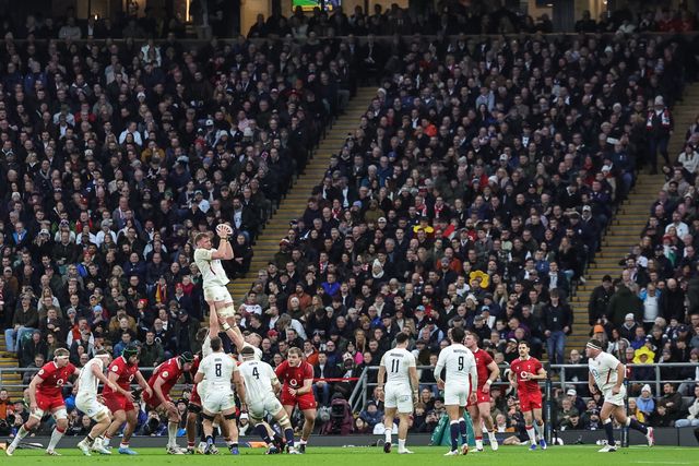 Jamie George of England passes to Ollie Chessum of England in a line-out during the Guinness Six Nations 2026 match England vs Wales at Allianz Stadium, Twickenham, United Kingdom on 07 February 2026

(Photo by Mark Cosgrove/News Images)