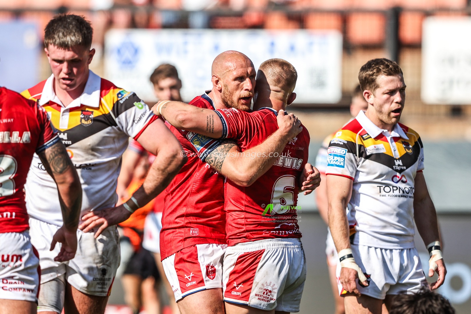 Mikey Lewis of Hull KR celebrates his try during the Betfred Super League round 9 match Bradford Bulls vs Hull KR at Odsal Stadium, Bradford, United Kingdom on 25 April 2026

(Photo by Alfie Cosgrove/News Images)