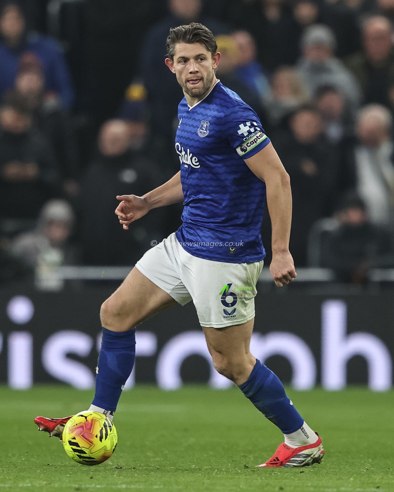 James Tarkowski of Everton breaks with the ball during the Premier League match Everton vs Leeds United at Hill Dickinson Stadium, Liverpool, United Kingdom, 26th January 2026

(Photo by Alfie Cosgrove/News Images)