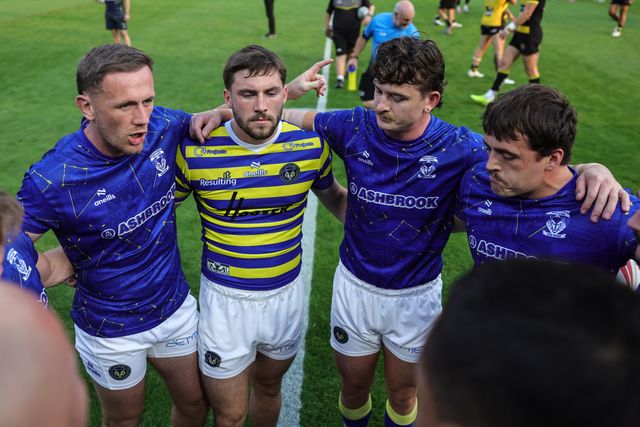 Ben Currie of Warrington Wolves holds a team talk during the Betfred Super League round 23 match Warrington Wolves vs York Knights at The Halliwell Jones Stadium, Warrington, United Kingdom on 13 August 2026

(Photo by Mark Cosgrove/News Images)