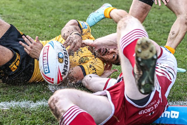 Jason Qareqare of Castleford Tigers blocks a try from Zach Eckersley of Wigan Warriors during the Betfred Super League round 1 match Castleford Tigers vs Wigan Warriors at OneBore Stadium, Castleford, Untied Kingdom on 15 February 2026

(Photo by Alfie Cosgrove/News Images)