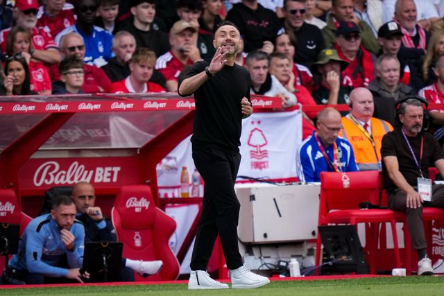 Tottenham Hotspur manager Roberto De Zerbi gives his team instructions  during the Premier League match Nottingham Forest vs Tottenham Hotspur at City Ground, Nottingham, United Kingdom on 05 September 2026

(Photo by Maynard Manyowa/News Images)