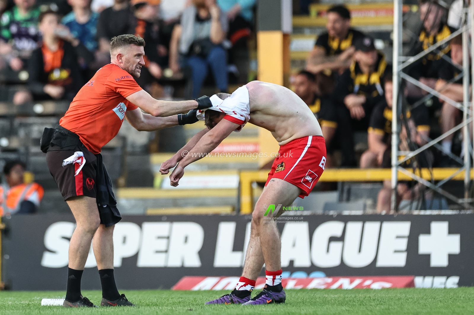 Jack Welsby of St. Helens has his shirt ripped in a tackle during the Betfred Super League Round 11 match Castleford Tigers vs St Helens at The Mend-A-Hose Jungle, Castleford, United Kingdom, 10th May 2024

(Photo by Mark Cosgrove/News Images)