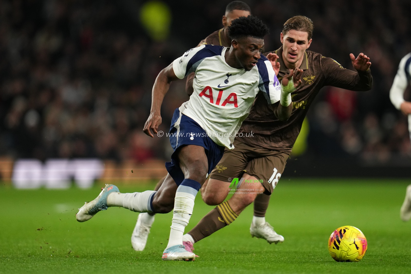 Mohammed Kudus of Tottenham Hotspur and Yehor Yarmolyuk of Brentford during the Premier League match Tottenham Hotspur vs Brentford at Tottenham Hotspur Stadium, London, United Kingdom, 6th December 2025

(Photo by Harvey Murphy/News Images)

*** GER AUT SUI OUT ***