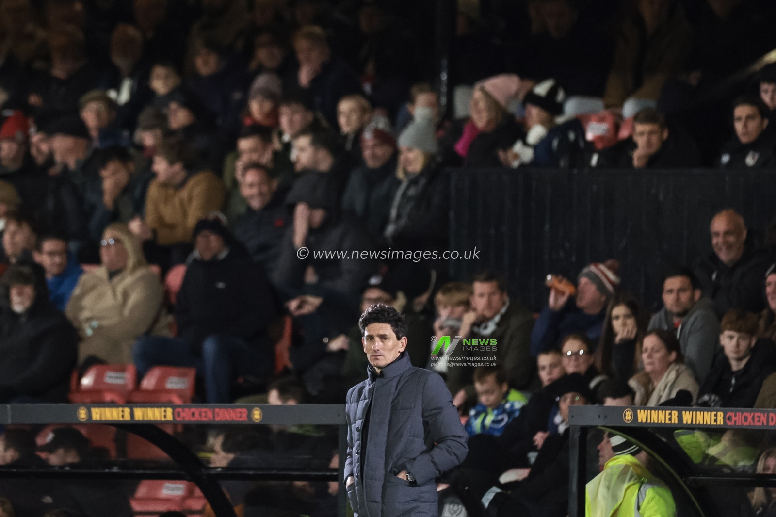 Keith Andrews manager of Brentford looks on during the Carabao Cup Last 16 Grimsby Town vs Brentford at Blundell Park, Cleethorpes, United Kingdom, 28th October 2025

(Photo by Mark Cosgrove/News Images)

*** GER AUT SUI OUT ***