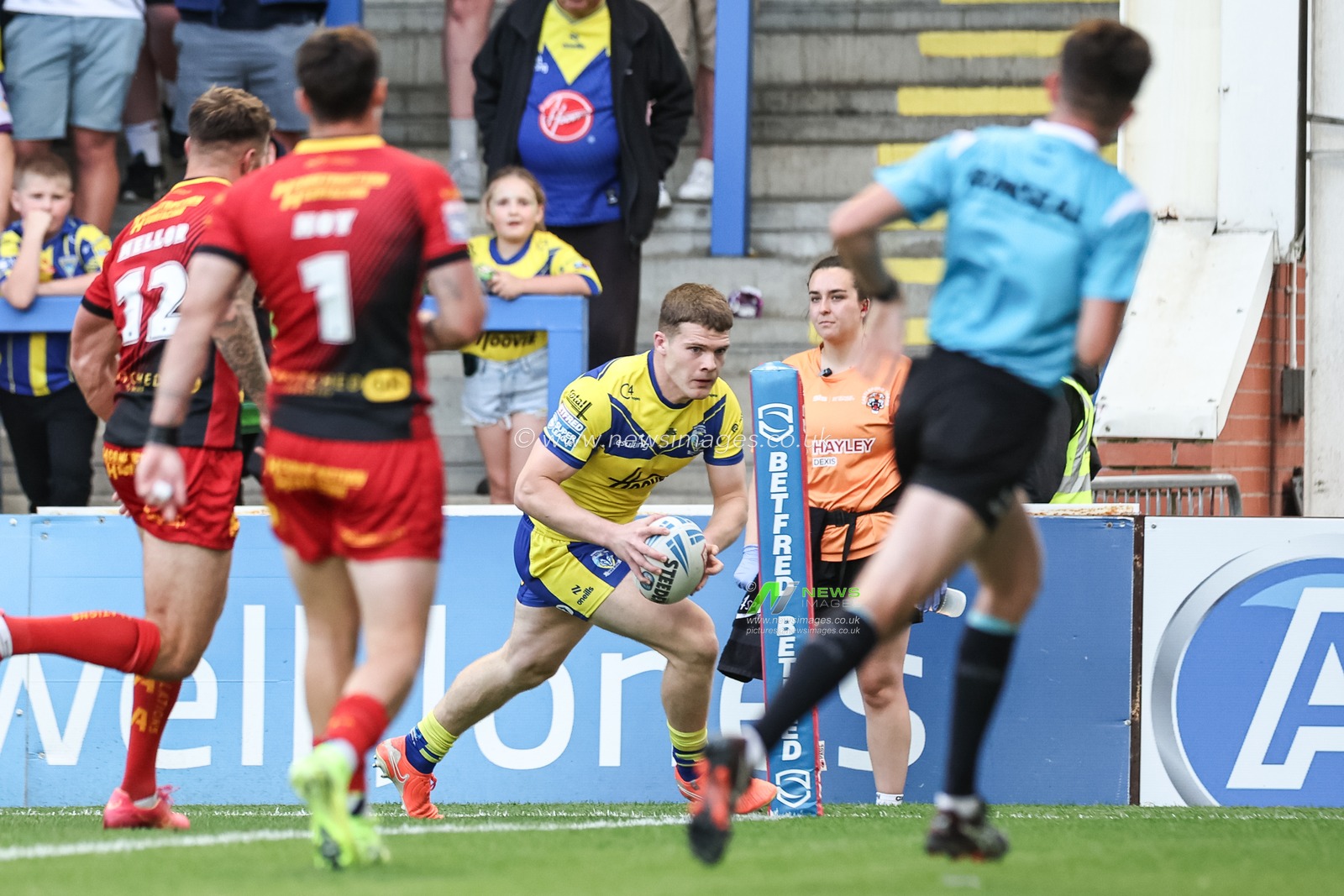 Jake Thewlis of Warrington Wolves goes over for a try during the Betfred Super League Round 13 match Warrington Wolves vs Castleford Tigers at Halliwell Jones Stadium, Warrington, United Kingdom, 30th May 2025

(Photo by Mark Cosgrove/News Images)