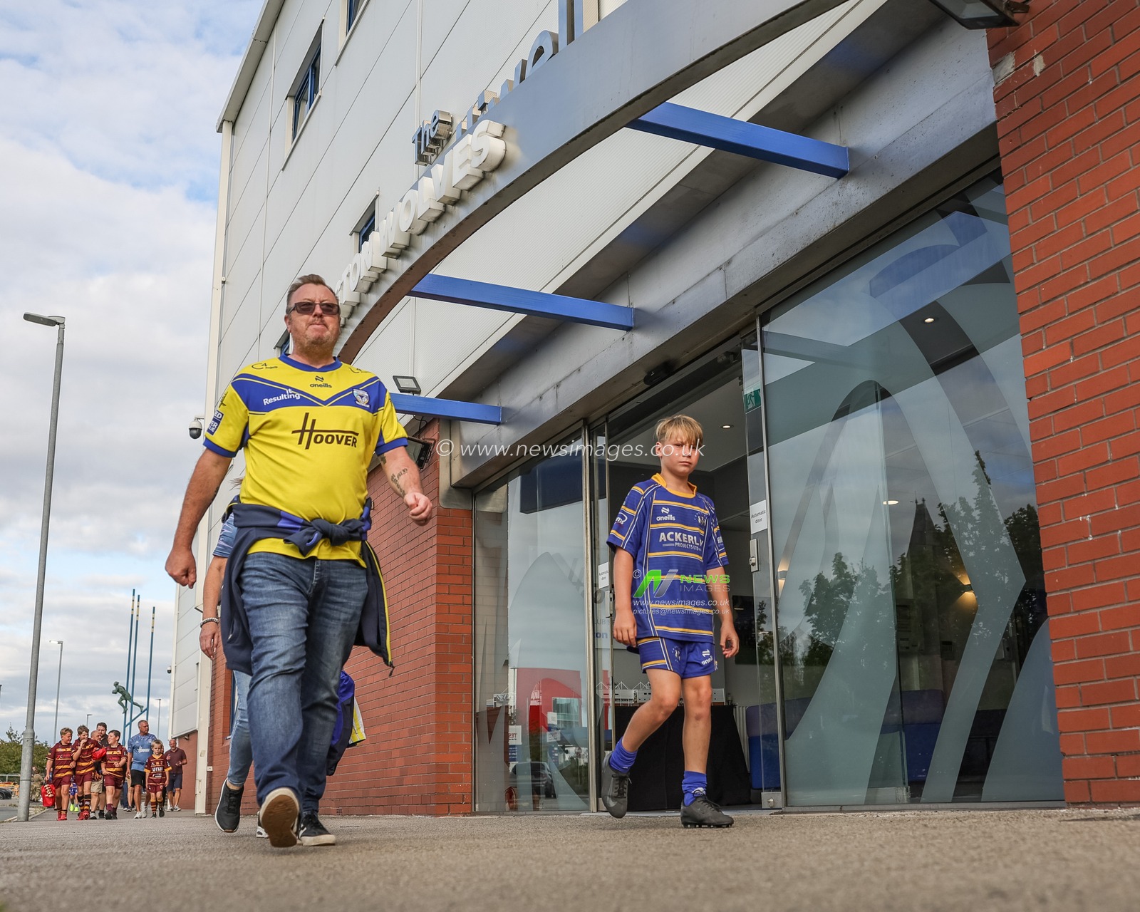 Warrington fans arrive during the Betfred Super League Round 22 match Warrington Wolves vs Catalans Dragons at Halliwell Jones Stadium, Warrington, United Kingdom, 14th August 2025

(Photo by Mark Cosgrove/News Images)