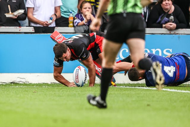Josh Smith of Warrington Wolves goes over for a try during the Betfred Super League round 26 match Wakefield Trinity vs Warrington Wolves at DIY Kitchens Stadium, Wakefield, United Kingdom on 05 September 2026

(Photo by Alfie Cosgrove/News Images)