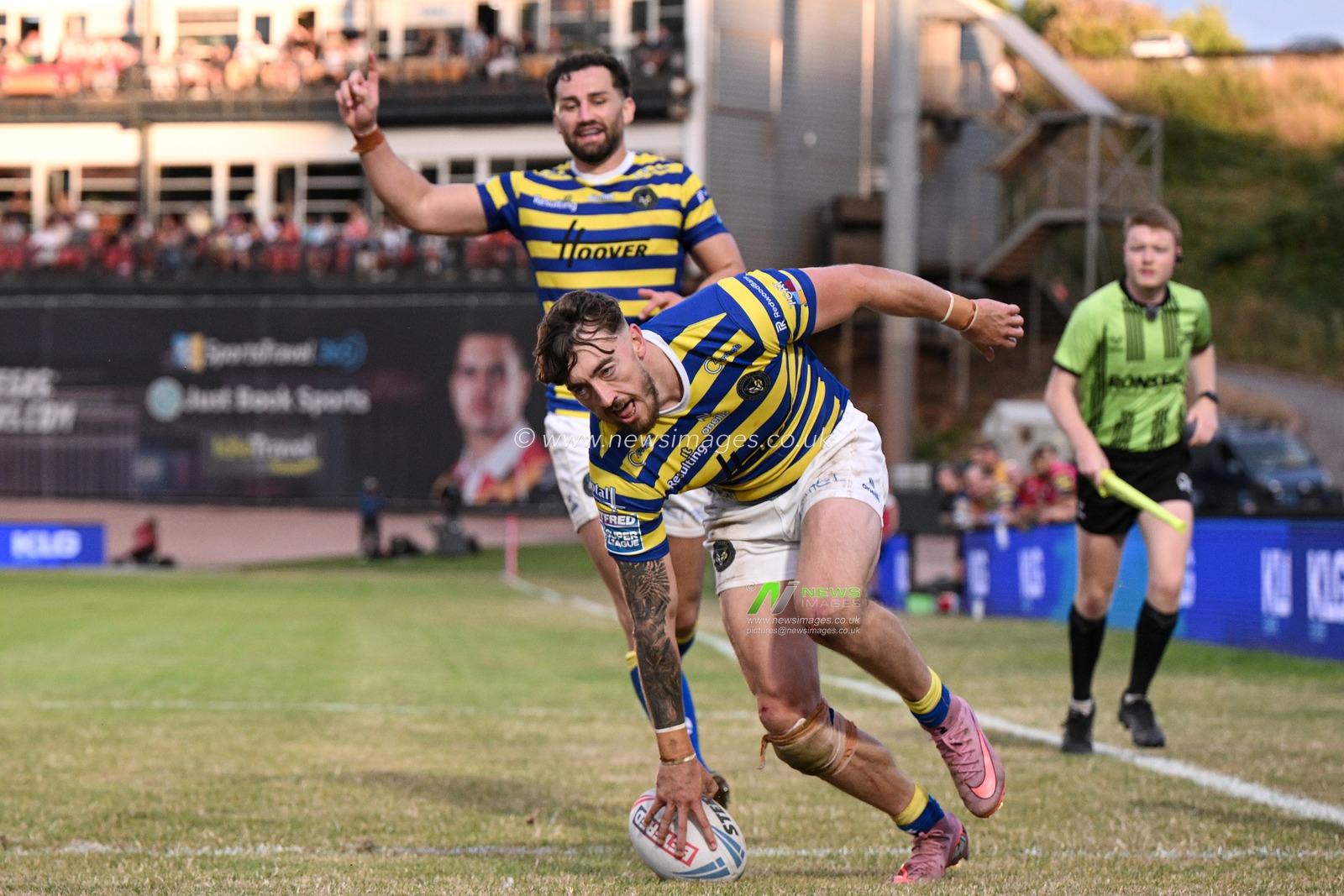 Matty Ashton of Warrington Wolves scores his team's eighth try during the Betfred Super League round 22 match Bradford Bulls vs Warrington Wolves at Odsal Stadium, Bradford, United Kingdom on 08 August 2026

(Photo by Ben Roberts/News Images)