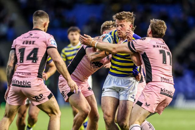 Luke Thomas of Warrington Wolves is tackled by Joe Batchelor of Hull FC during the Betfred Super League round 13 match Warrington Wolves vs Hull FC at The Halliwell Jones Stadium, Warrington, United Kingdom on 05 June 2026

(Photo by Alfie Cosgrove/News Images)