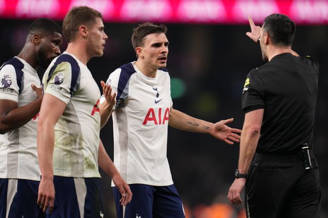 Tottenham Hotspur players question Micky van de Ven of Tottenham Hotspur red card during the Premier League match Tottenham Hotspur vs Crystal Palace at Tottenham Hotspur Stadium, London, United Kingdom on 05 March 2026

(Photo by Harvey Murphy/News Images)