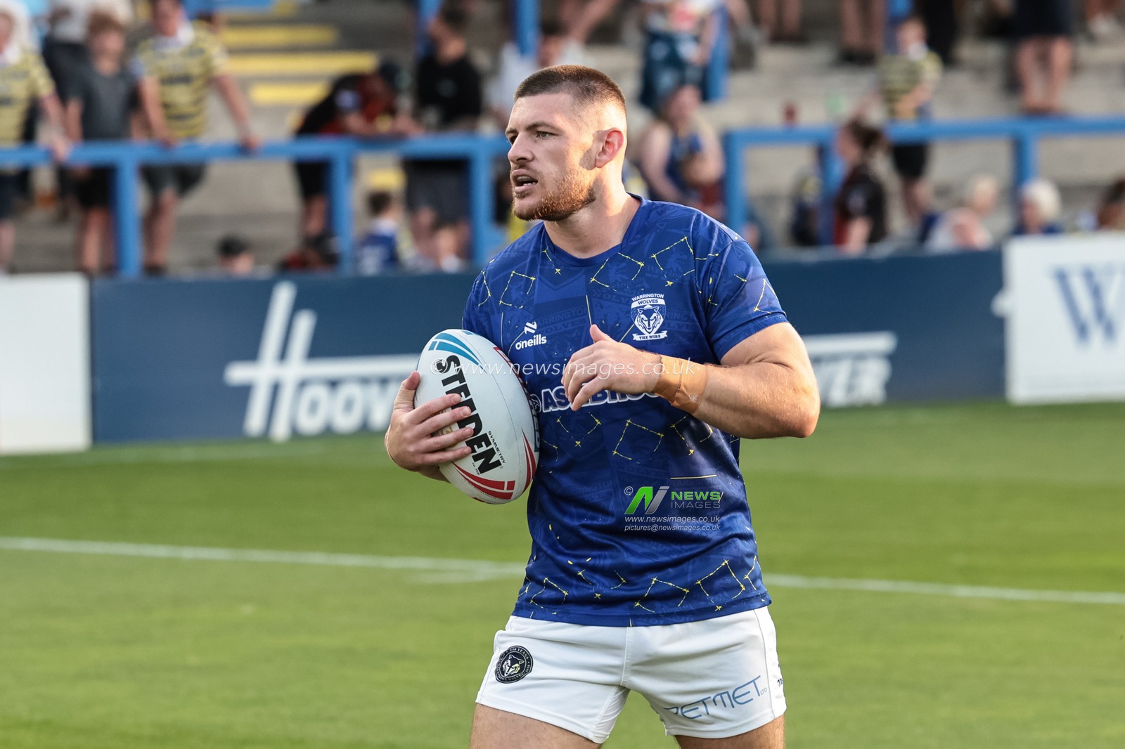 Danny Walker of Warrington Wolves in the pre-game warm up during the Betfred Super League round 23 match Warrington Wolves vs York Knights at The Halliwell Jones Stadium, Warrington, United Kingdom on 13 August 2026

(Photo by Mark Cosgrove/News Images)