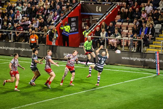 Adam Swift of Huddersfield Giants jumps up to win the high ball during the Betfred Super League round 9 match Leigh Leopards vs Huddersfield Giants at Leigh Sports Village, Leigh, United Kingdom on 23 April 2026

(Photo by Alfie Cosgrove/News Images)