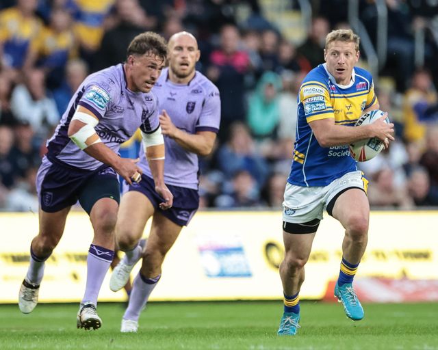 Lachie Miller of Leeds Rhinos breaks with the ball during the Betfred Super League round 23 match Leeds Rhinos vs Hull KR at Headingley Stadium, Leeds, United Kingdom, 21st August 2025

(Photo by Mark Cosgrove/News Images)