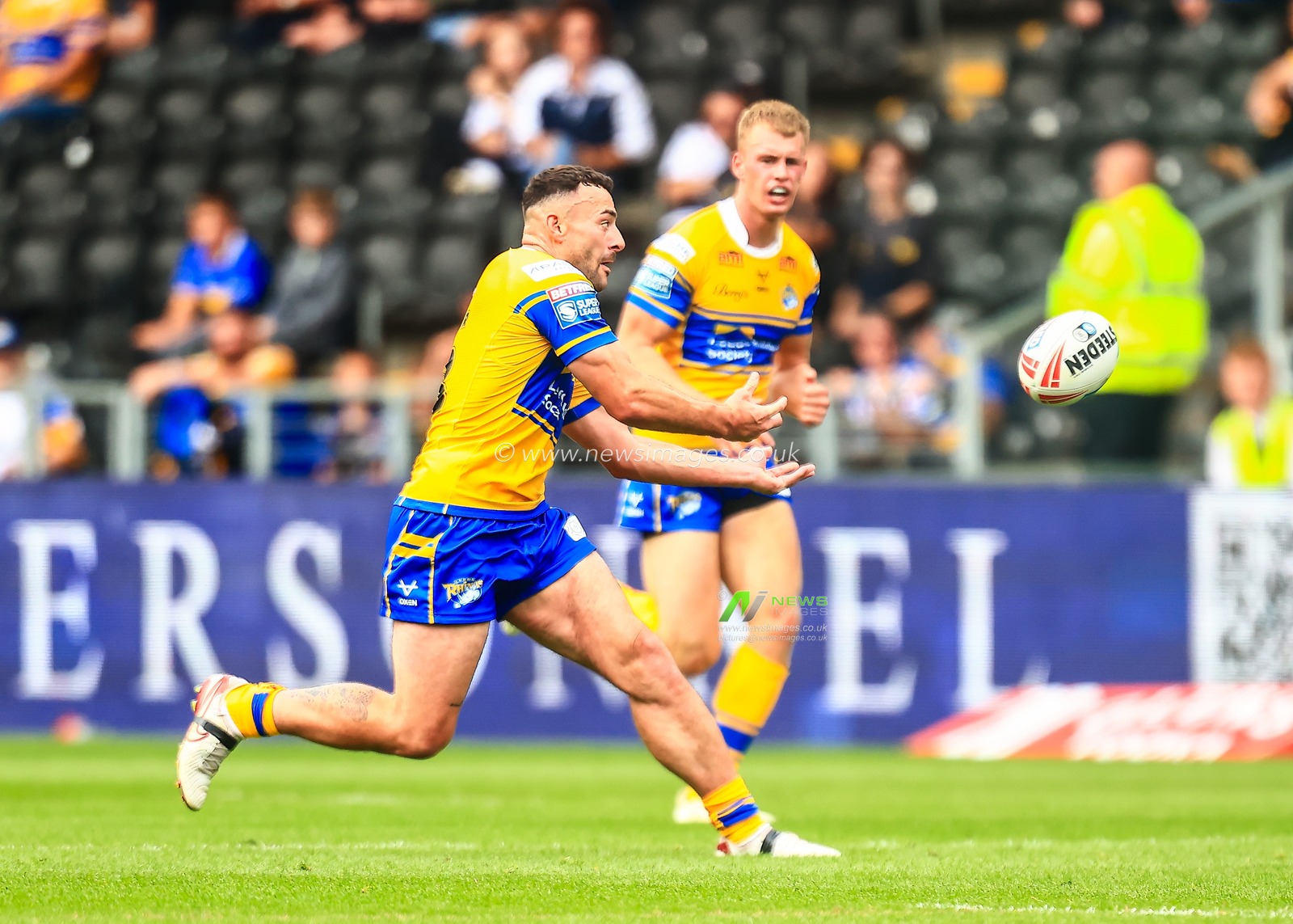 Jake Connor of Leeds Rhinos passes the ball during the Betfred Super League Round 24 match Hull FC vs Leeds Rhinos at MKM Stadium, Hull, United Kingdom, 30th August 2025

(Photo by Richard Bierton/News Images)