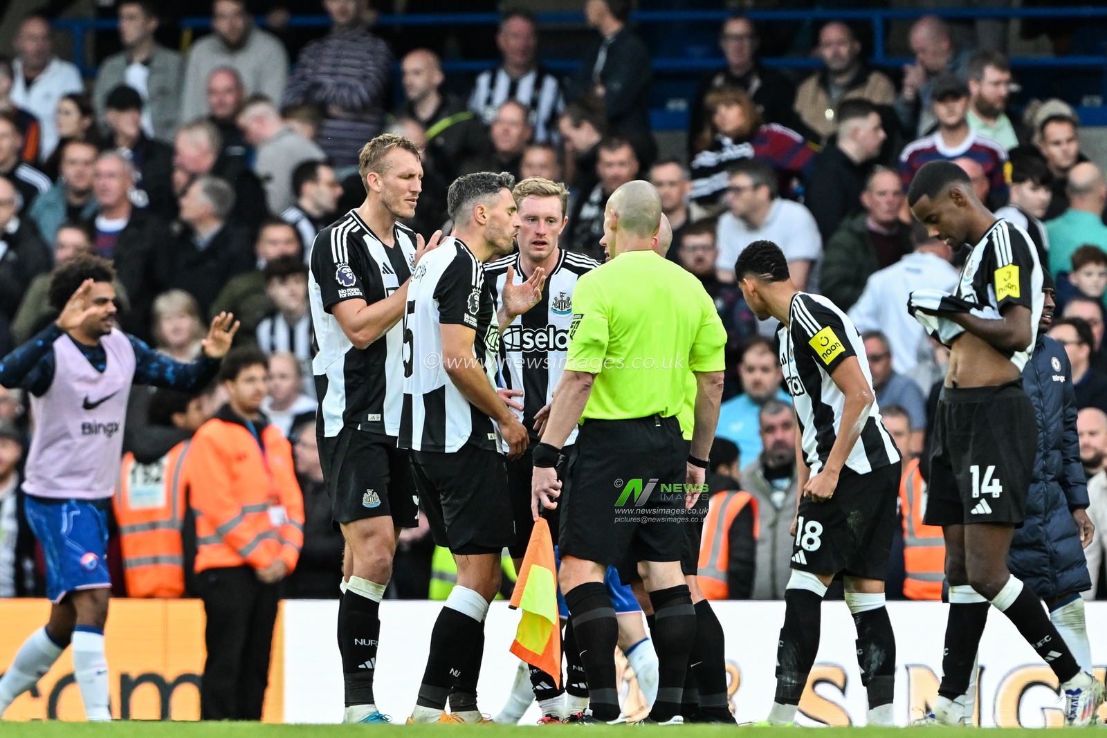 Newcastle players appeal to referee Simon Hooper at full time in the Premier League match Chelsea vs Newcastle United at Stamford Bridge, London, United Kingdom, 27th October 2024

(Photo by Cody Froggatt/News Images)