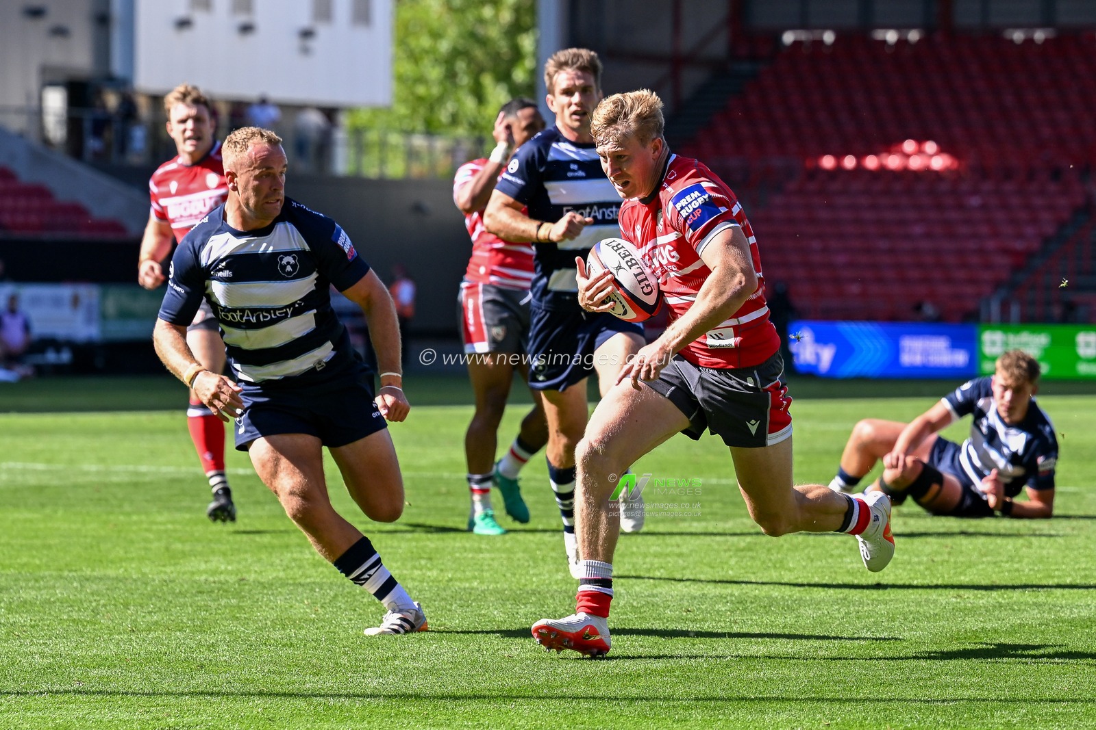 Ben Redshaw of Gloucester Rugby makes a line break before scoring Gloucester’s second try during the Prem Rugby Cup match Bristol Bears vs Gloucester at Ashton Gate, Bristol, United Kingdom on 05 September 2026

(Photo by Alex Williamson/News Images)