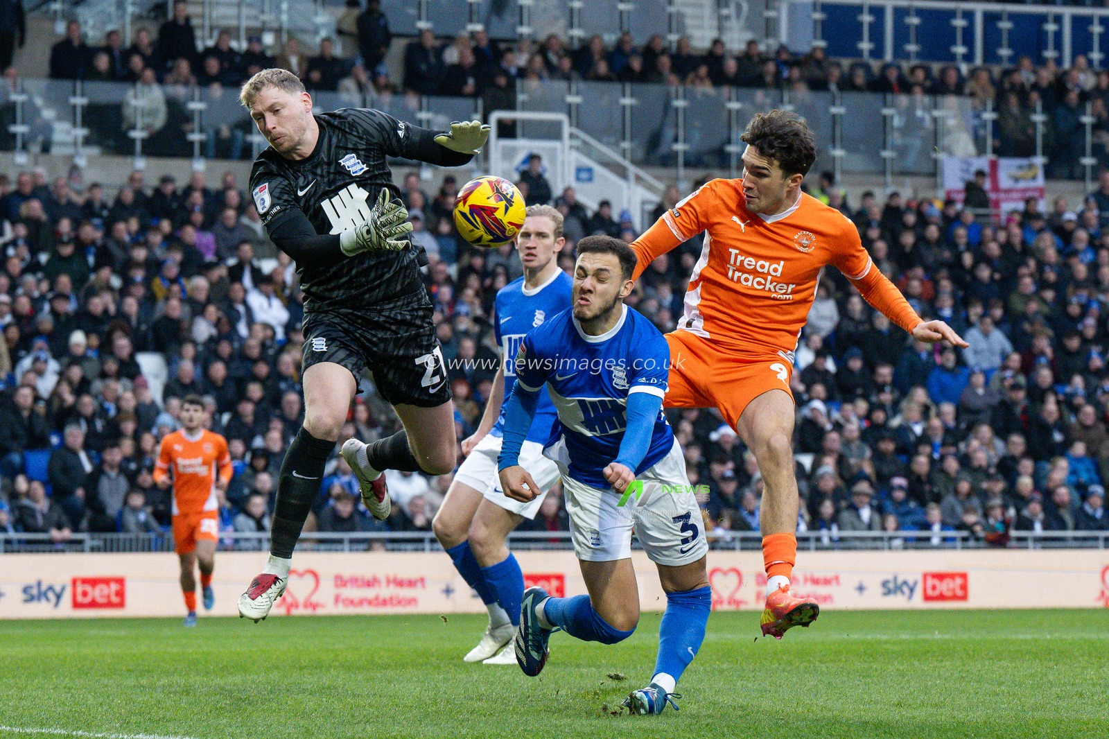 ***graphic content *** Lee Buchanan of Birmingham City injures his leg during a challenge with Kyle Joseph of Blackpool during the Sky Bet League 1 match Birmingham City vs Blackpool at St. Andrew's @ Knighthead Park, Birmingham, United Kingdom, 29th December 2024

(Photo by Craig Thomas/News Images)