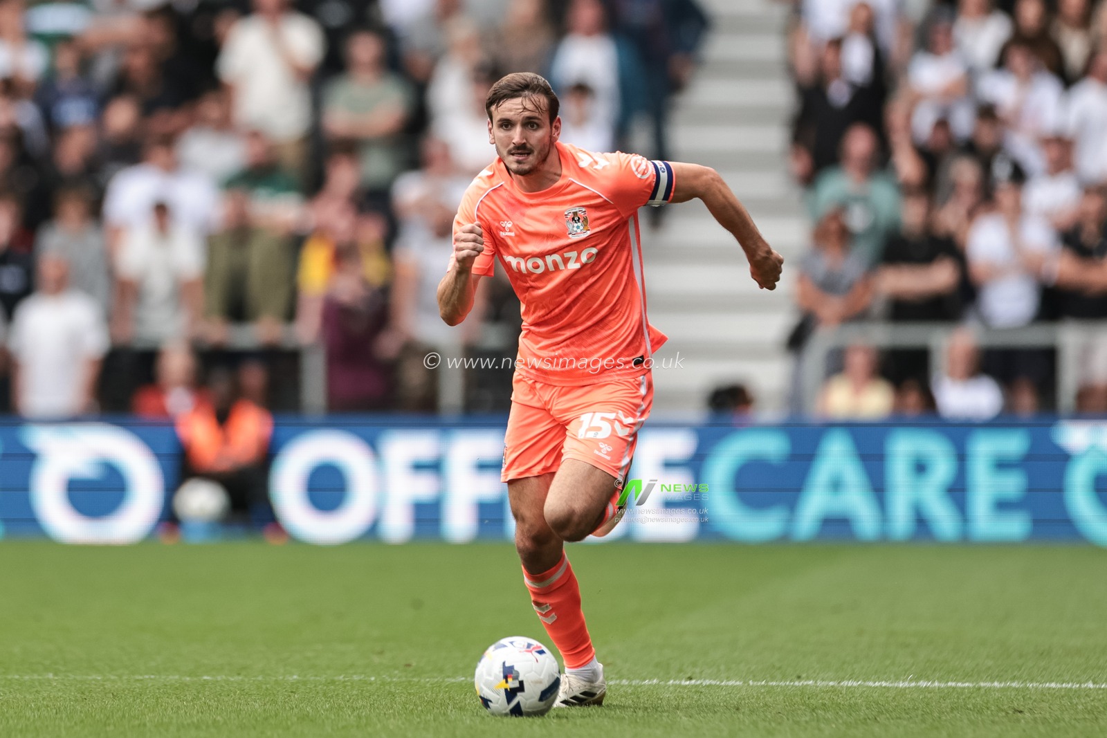 Liam Kitching of Coventry City breaks with the ball during the Sky Bet Championship match Derby County vs Coventry City at Pride Park Stadium, Derby, United Kingdom, 16th August 2025

(Photo by Mark Cosgrove/News Images)