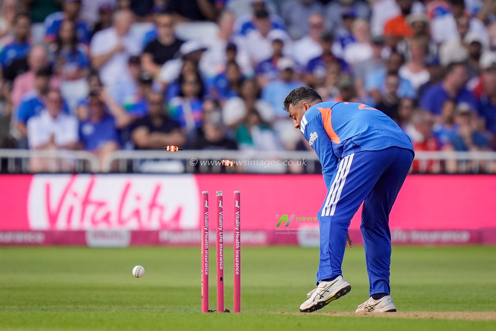 Varun Chakravarthy of India attempts a run out during the Third Vitality T20 International match England vs India at Trent Bridge, Nottingham, United Kingdom on 07 July 2026

(Photo by Maynard Manyowa/News Images)