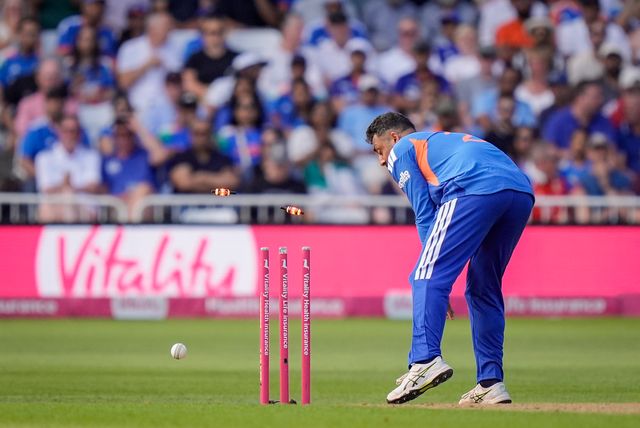 Varun Chakravarthy of India attempts a run out during the Third Vitality T20 International match England vs India at Trent Bridge, Nottingham, United Kingdom on 07 July 2026

(Photo by Maynard Manyowa/News Images)