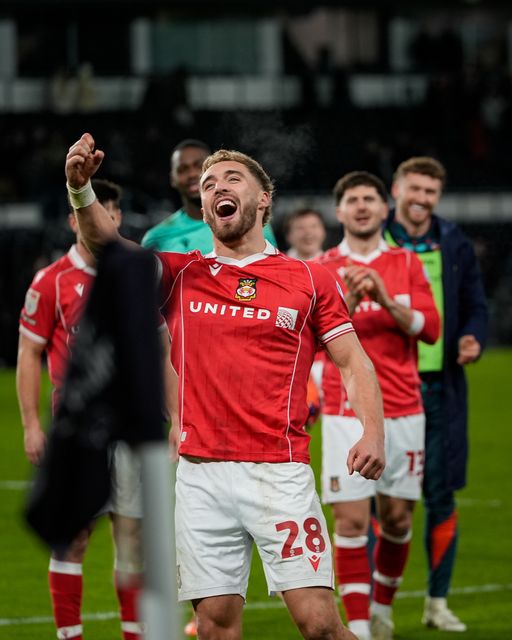 Wrexham led by Sam Smith of Wrexham celebrates winning 1-2 against Derby and applauds the fans after the final whistle during the Sky Bet Championship match Derby County vs Wrexham at Pride Park Stadium, Derby, United Kingdom, 4th January 2026

(Photo by Maynard Manyowa/News Images)

*** GER AUT SUI OUT ***