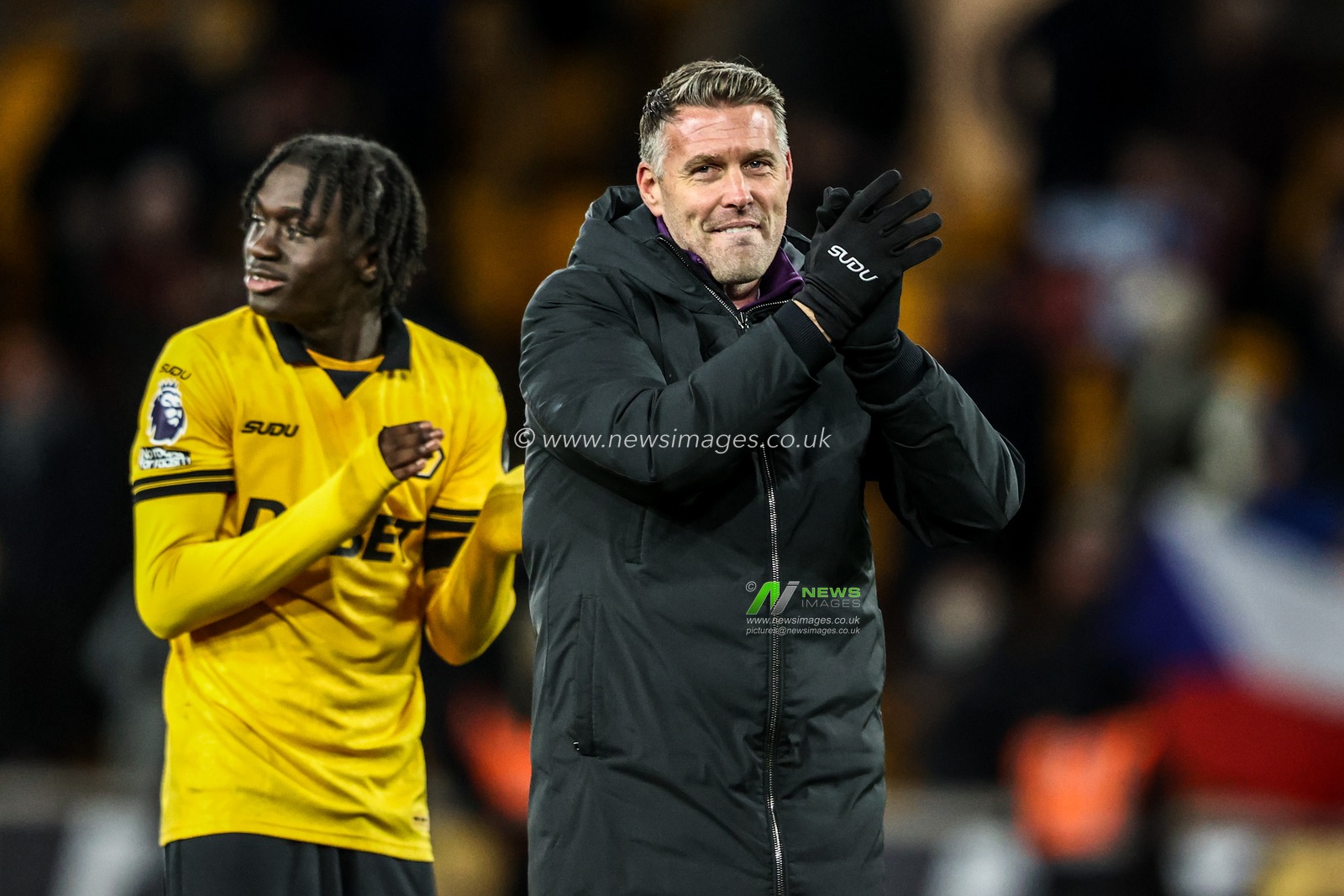 Rob Edwards manager of Wolverhampton Wanderers applauds the fans after the game during the Premier League match Wolverhampton Wanderers vs West Ham United at Molineux, Wolverhampton, United Kingdom, 3rd January 2026

(Photo by Alfie Cosgrove/News Images)

*** GER AUT SUI OUT ***