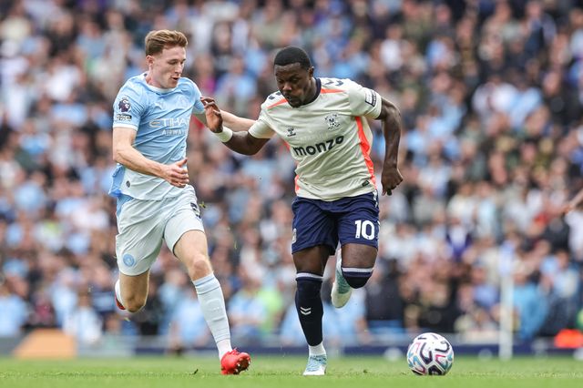 Ephron Mason-Clark of Coventry City breaks with the ball tracked by Elliot Anderson of Manchester City during the Premier League match Manchester City vs Coventry City at Etihad Stadium, Manchester, United Kingdom on 05 September 2026

(Photo by Mark Cosgrove/News Images)