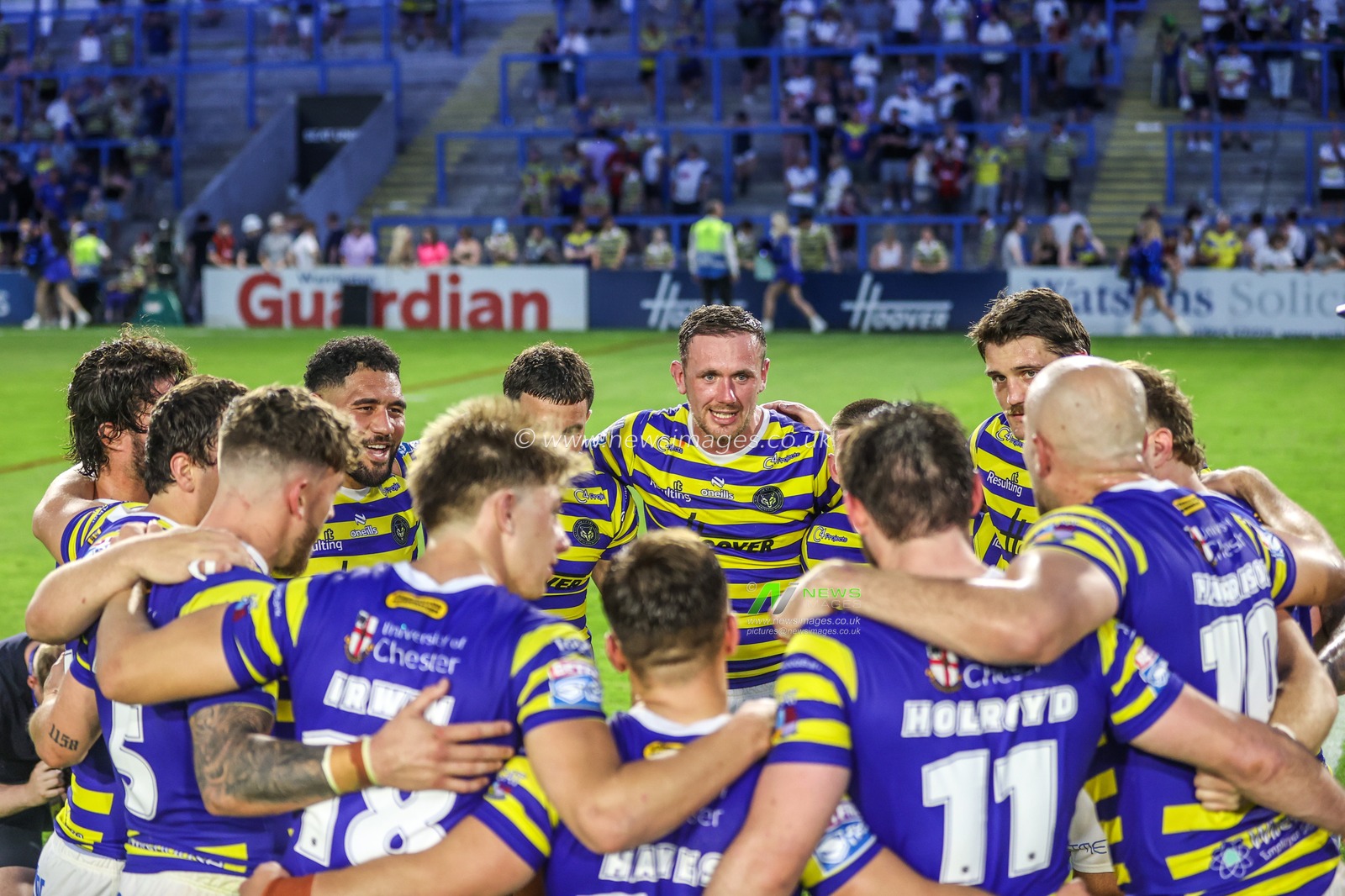 Ben Currie of Warrington Wolves speaks in a group huddle after the game during the Betfred Super League round 16 match Warrington Wolves vs Catalans Dragons at The Halliwell Jones Stadium, Warrington, United Kingdom on 25 June 2026

(Photo by Alfie Cosgrove/News Images)