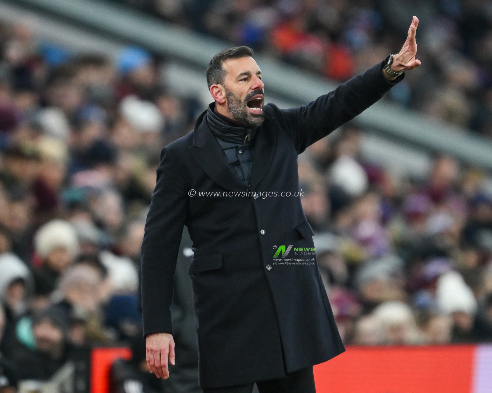 Ruud van Nistelrooy Manager of Leicester City gives his team instructions during the Premier League match Aston Villa vs Leicester City at Villa Park, Birmingham, United Kingdom, 4th January 2025

(Photo by Craig Thomas/News Images)
