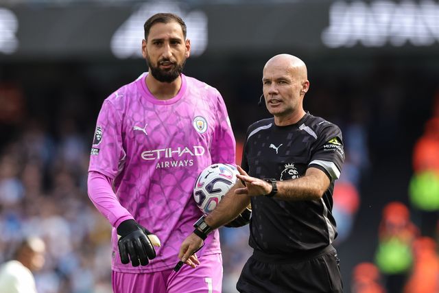 Referee Paul Tierney holds play during the Premier League match Manchester City vs Coventry City at Etihad Stadium, Manchester, United Kingdom on 05 September 2026

(Photo by Mark Cosgrove/News Images)