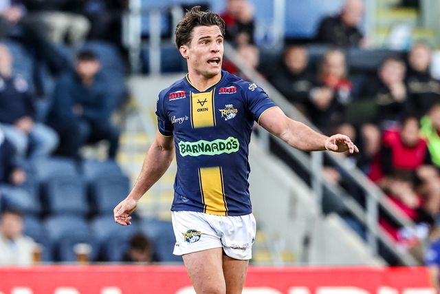 Brodie Croft of Leeds Rhinos gives team mates instructions during the Betfred Super League round 13 match Leeds Rhinos vs St Helens at AMT Headingley Stadium, Leeds, United Kingdom on 04 June 2026

(Photo by Alfie Cosgrove/News Images)