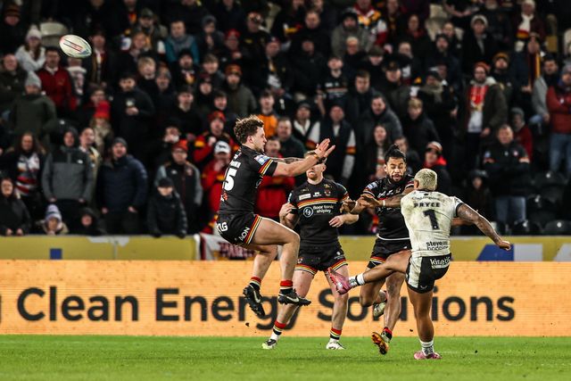 Will Pryce of Hull FC scores a drop goal making the score 21-20 in the final minutes of the game during the Betfred Super League round 1 match Hull FC vs Bradford Bulls at MKM Stadium, Hull, United Kingdom on 14 February 2026

(Photo by Alfie Cosgrove/News Images)