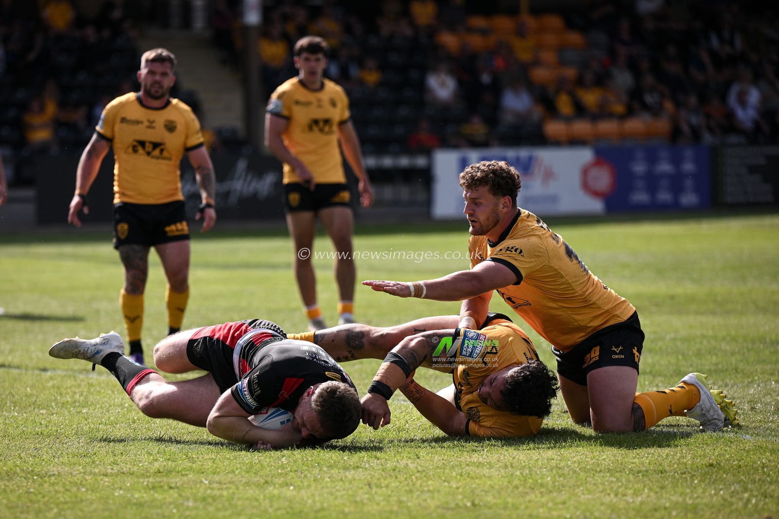 Ben Currie of Warrington Wolves makes a try during the Betfred Super League round 21 match Castleford Tigers vs Warrington Wolves at OneBore Stadium, Castleford, Untied Kingdom on 01 August 2026

(Photo by Ben Roberts/News Images)

