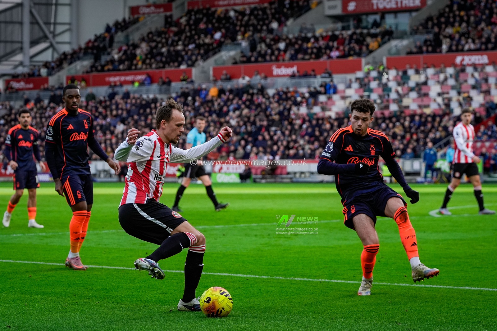 Mikkel Damsgaard of Brentford crosses the ball under pressure from Neco Williams of Nottingham Forest during the Premier League match Brentford vs Nottingham Forest at The Gtech Community Stadium, London, United Kingdom, 25th January 2026

(Photo by Maynard Manyowa/News Images)